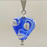 Herzanhänger aus handgemachter blauer Glasperle mit Blattranken Bild 1