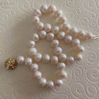 Weiße Perlenkette geknüpft, 45 cm lang, Zuchtperlen und Si925 vergoldet, Brautschmuck, Geschenk, Handarbeit aus Bayern Bild 3