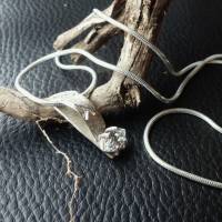 Sommerlich leichter Silberanhänger an Collierkettchen mit Glitzerstein im Navettschliff, eine Goldschmiedearbeit Bild 1