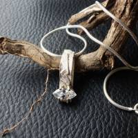 Sommerlich leichter Silberanhänger an Collierkettchen mit Glitzerstein im Navettschliff, eine Goldschmiedearbeit Bild 3