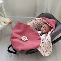 Kuschelige Einschlagdecke aus Walkloden, Wolle für deine Babyschale - praktisch & warm für dein Baby Rot Gänseblümchen Bild 1