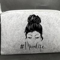 Filz-Kosmetiktasche #Momlife mit Motiv Frau mit Messy Bun Bild 2