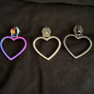 Zipper Heart2, breit, mittlere Größe, regenbogen / Schieber für Reißverschlüsse mit Spiralraupe Bild 3