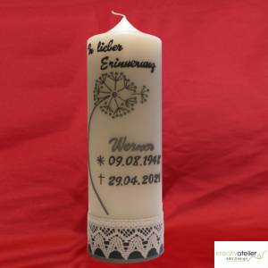 Trauerkerze in elfenbein "In lieber Erinnerung" mit Pusteblume und Klöppelspitze, handbeschriftet, Gedenkkerze Bild 3