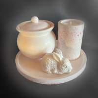 Set aus Teelichthalter, Töpfchen mit Deckel und Hase  auf einem  runden Tablett Bild 1