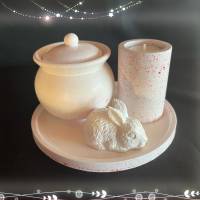 Set aus Teelichthalter, Töpfchen mit Deckel und Hase  auf einem  runden Tablett Bild 4