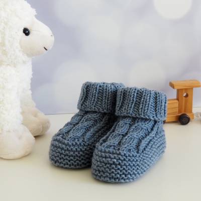 Babyschuhe in Jeansblau, mit Zopfmuster, 3-6 Monate, von Hand gestrickt, aus reiner Wolle