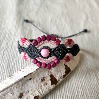 bezauberndes Makramee Armband in schwarz und rosa mit Holzperlen in bordeaux und einer marmorierten Schmuckperle Bild 1