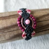 bezauberndes Makramee Armband in schwarz und rosa mit Holzperlen in bordeaux und einer marmorierten Schmuckperle Bild 2