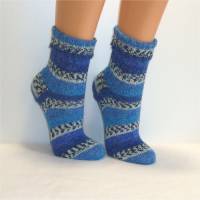 handgestrickte Socken, Strümpfe Gr. 38/39, Damensocken in türkis, mittelblau, dunkelblau und weiß Bild 5