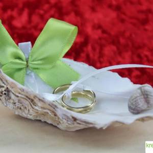 Bezaubernde Ringschale in Form einer weißen Austernmuschel mit grün-weißen Satinbändern - Perfekte Präsentation Bild 1