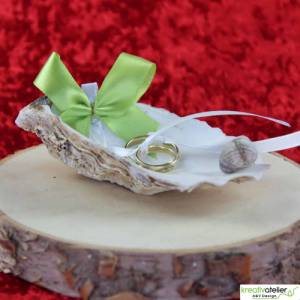 Bezaubernde Ringschale in Form einer weißen Austernmuschel mit grün-weißen Satinbändern - Perfekte Präsentation Bild 4