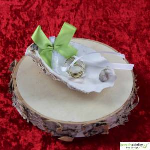 Bezaubernde Ringschale in Form einer weißen Austernmuschel mit grün-weißen Satinbändern - Perfekte Präsentation Bild 8