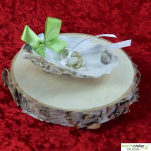 Bezaubernde Ringschale in Form einer weißen Austernmuschel mit grün-weißen Satinbändern - Perfekte Präsentation Bild 9