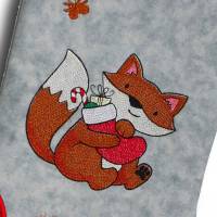 Bestickter grauer Nikolausstiefel Stickmotiv Fuchs personalisierter Weihnachtsstiefel mit Namen flauschige Krempe Bild 2