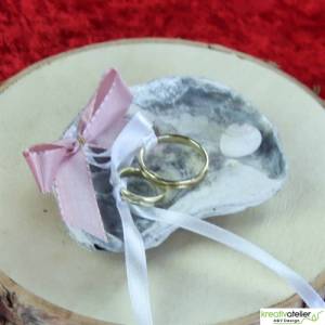 Exquisite Ringschale in Form einer Entenmuschel (grau-weiß) mit rosa-weißen Satinbändern - Eine einzigartige Präsentatio Bild 4