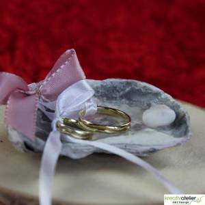 Exquisite Ringschale in Form einer Entenmuschel (grau-weiß) mit rosa-weißen Satinbändern - Eine einzigartige Präsentatio Bild 8