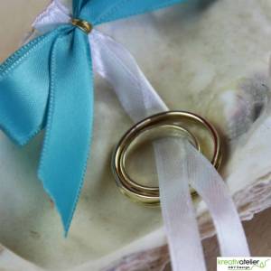 Elegante Austernmuschel-Ringschale (weiß) mit stilvollen türkis-weißen Satinbändern - Perfekte Aufbewahrung für Eheringe Bild 7