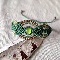 bezauberndes Makramee Armband in grün mit bronzefarbenen Metallperlen und einer grünen Glasperle Bild 1