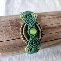 bezauberndes Makramee Armband in grün mit bronzefarbenen Metallperlen und einer grünen Glasperle Bild 2