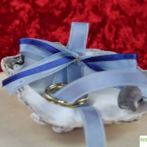 Anmutige Ringschale in Form einer weißen Austernmuschel mit blauen Satinbändern - Perfekte Präsentation für Ihre Ringe Bild 1