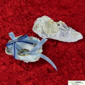 Anmutige Ringschale in Form einer weißen Austernmuschel mit blauen Satinbändern - Perfekte Präsentation für Ihre Ringe Bild 2