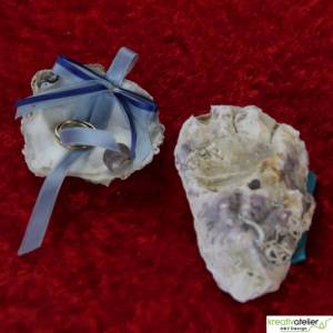 Anmutige Ringschale in Form einer weißen Austernmuschel mit blauen Satinbändern - Perfekte Präsentation für Ihre Ringe Bild 3