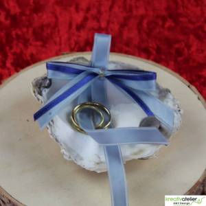 Anmutige Ringschale in Form einer weißen Austernmuschel mit blauen Satinbändern - Perfekte Präsentation für Ihre Ringe Bild 4