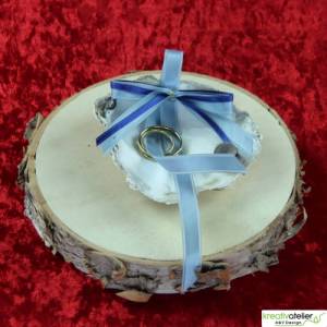 Anmutige Ringschale in Form einer weißen Austernmuschel mit blauen Satinbändern - Perfekte Präsentation für Ihre Ringe Bild 5