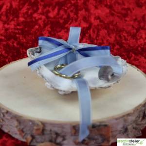 Anmutige Ringschale in Form einer weißen Austernmuschel mit blauen Satinbändern - Perfekte Präsentation für Ihre Ringe Bild 6