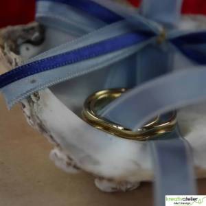 Anmutige Ringschale in Form einer weißen Austernmuschel mit blauen Satinbändern - Perfekte Präsentation für Ihre Ringe Bild 7