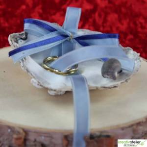Anmutige Ringschale in Form einer weißen Austernmuschel mit blauen Satinbändern - Perfekte Präsentation für Ihre Ringe Bild 8