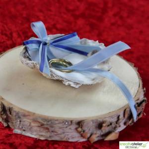Anmutige Ringschale in Form einer weißen Austernmuschel mit blauen Satinbändern - Perfekte Präsentation für Ihre Ringe Bild 9