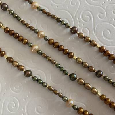 Lange Perlenkette 110 cm, Zuchtperlen braun grün gelb gold, Geschenk für Mann, Frau, unisex, Handarbeit aus Bayern