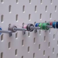 Unterspulenhalter Garnhalter passend für IKEA Skadis Lochplatte 3D Druck viele Farben Bild 1