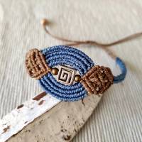schlichtes Makramee Armband in  einer Kombination aus jeansblau und braun mit Metallperlen Bild 1