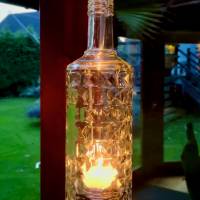Windlicht aus Three Sixty Vodka Flasche mit Teelicht - Kacheloptik durch Mosaik - Upcycling Hängelampe für den Garten Bild 1