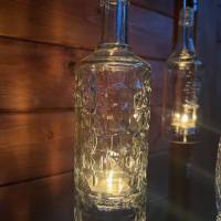Windlicht aus Three Sixty Vodka Flasche mit Teelicht - Kacheloptik durch Mosaik - Upcycling Hängelampe für den Garten Bild 2