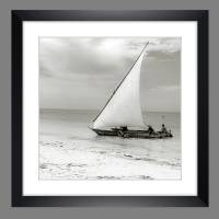 Segelboot an der Küste von Tansania Afrika analoge schwarz weiß Fotografie, gerahmter KUNSTDRUCK Meer Nautik, maritim Bild 1