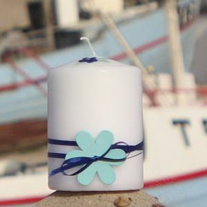 weiße, maritime Kerze mit großer Holzblume und blauem Satinbändchen, Maritimes Geschenk, Nautic Art, Urlaubsgeschenk Bild 1