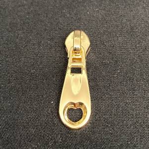 Zipper Heart, schmal, hellgold / Schieber für schmale Reißverschlüsse mit Kunststoffraupe / Anhänger / Puller Bild 1