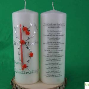 Elfenbeinfarbige Kerze zum Valentinstag mit Rosenranke, orangenen Rosen und auf Wunsch mit Gedicht Bild 1