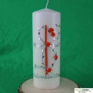 Elfenbeinfarbige Kerze zum Valentinstag mit Rosenranke, orangenen Rosen und auf Wunsch mit Gedicht Bild 4