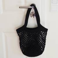 schwarze Häkeltasche Einkaufstasche Einkaufsnetz aus hochwertiger Baumwolle mit Schulterriemen von Hand gehäkelt Bild 2