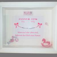 Personalisierter Druck im Rahmen zur Geburt mit Geburtsdaten, Wunschspruch, 3D-Figuren & Buchstabenkette - Baby Motiv Bild 1
