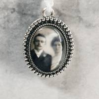 Brautstrauß-Memorial oval mit Muster in dunklem Silber wahlweise mit Nadel für den Bräutigam * Bild 1