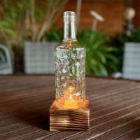 Tischleuchter einflammig mit alter Three Sixty Vodka Flasche - Glas auf Holz - besonderes Unikat auf Kantholz Bild 1