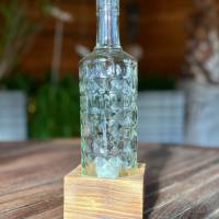 Tischleuchter einflammig mit alter Three Sixty Vodka Flasche - Glas auf Holz - besonderes Unikat auf Kantholz Bild 2