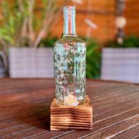 Tischleuchter einflammig mit alter Three Sixty Vodka Flasche - Glas auf Holz - besonderes Unikat auf Kantholz Bild 3