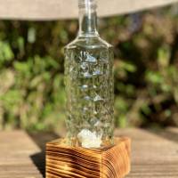 Tischleuchter einflammig mit alter Three Sixty Vodka Flasche - Glas auf Holz - besonderes Unikat auf Kantholz Bild 4